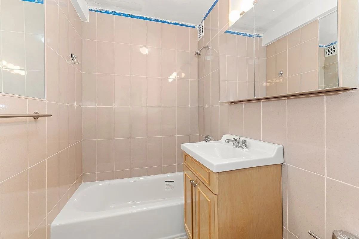 2534 Crescent St #5H - Photo 5 of 6