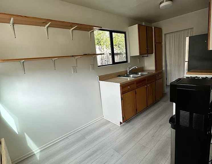 250 4th Ave #A - Photo 5 of 9