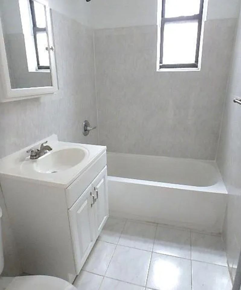 4328 39Th Pl - Photo 3 of 6