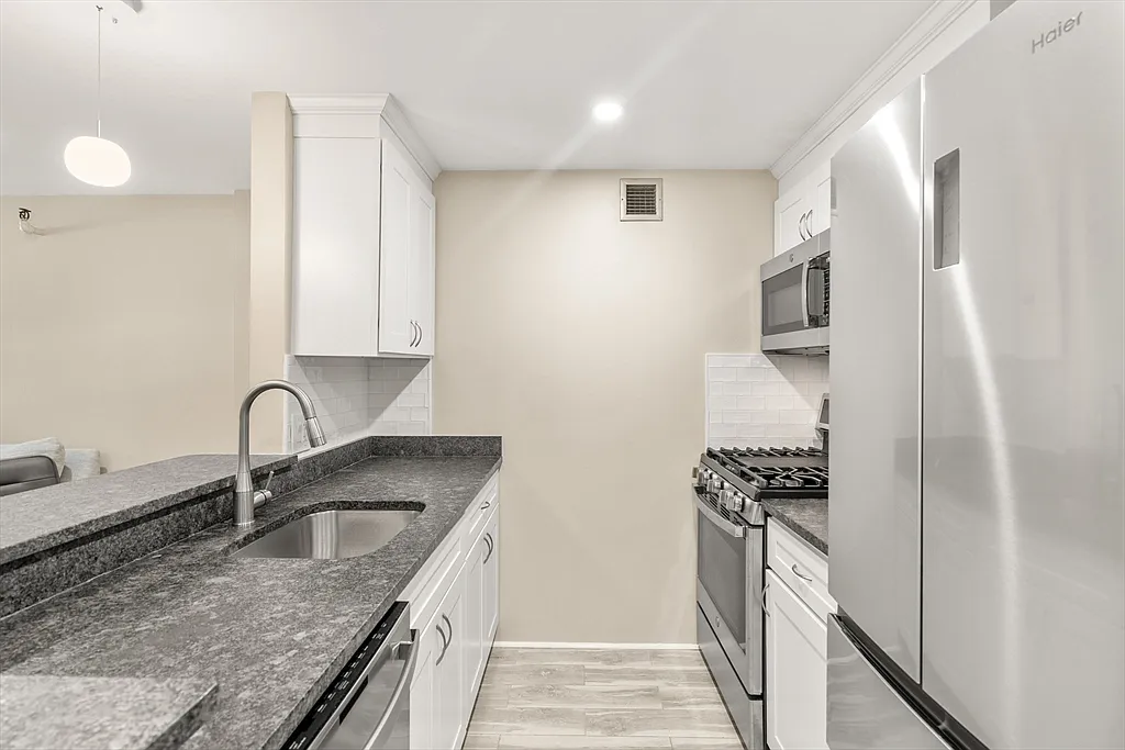 42 8th St - Photo 3 of 18