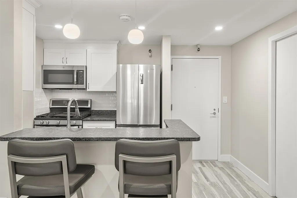 42 8th St - Photo 4 of 18