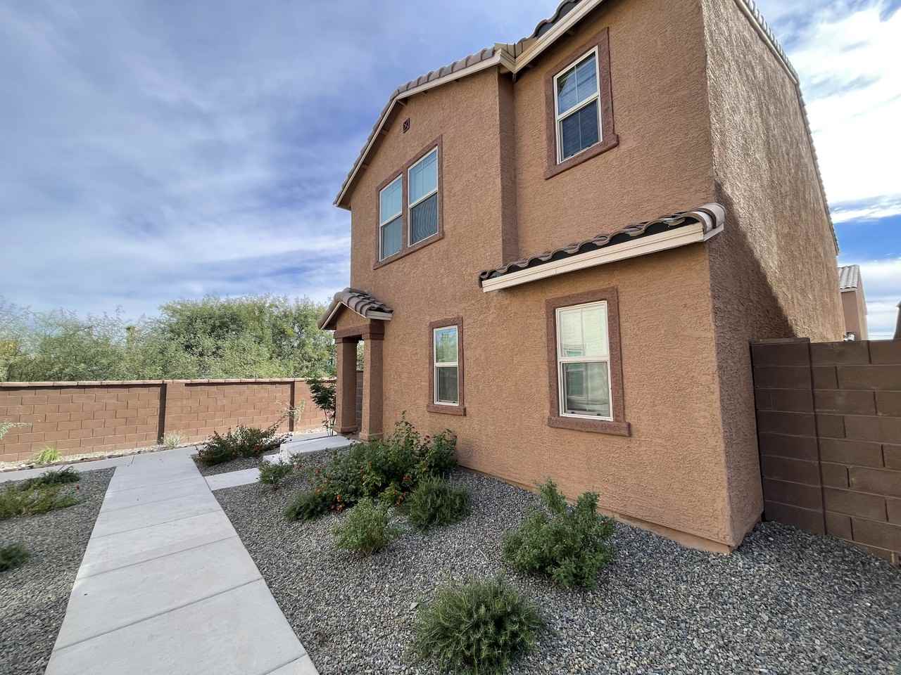 1127 E Cairn St - Photo 2 of 38