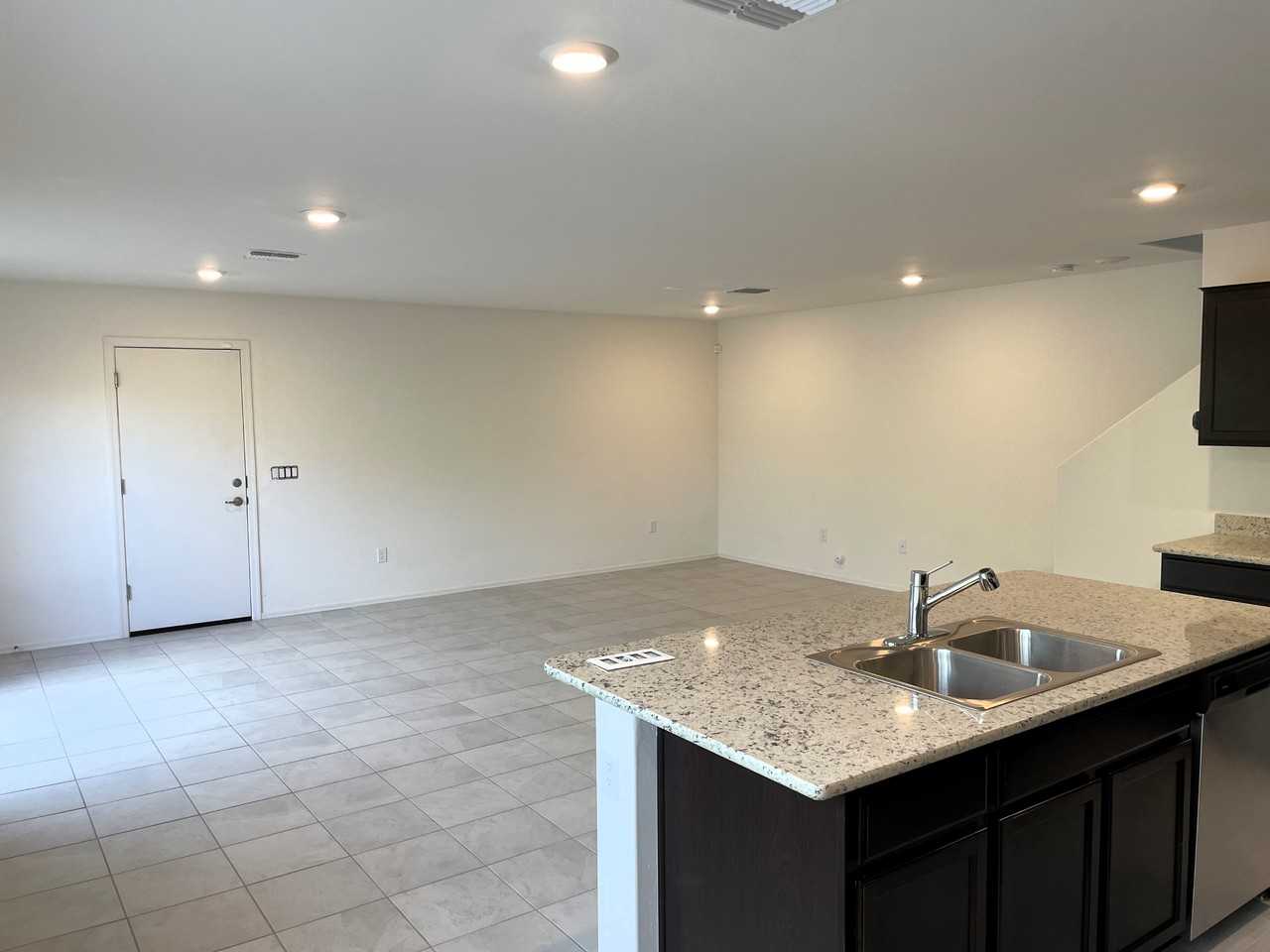 1127 E Cairn St - Photo 5 of 38