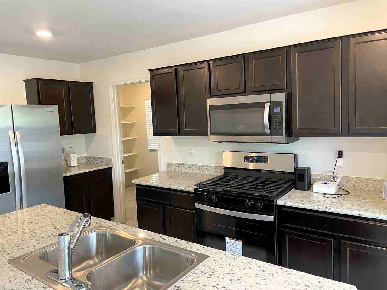 1127 E Cairn St - Photo 7 of 38