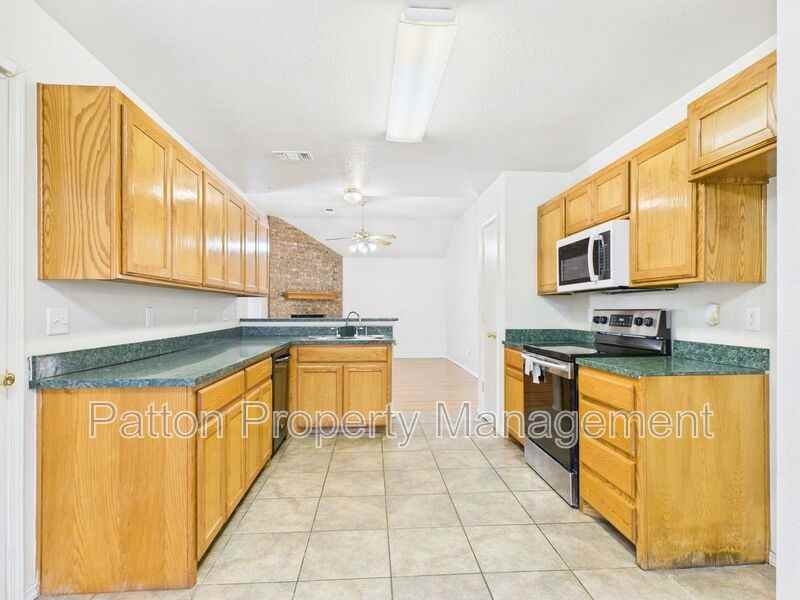 1111 Pikes Peak Dr - Photo 3 of 26