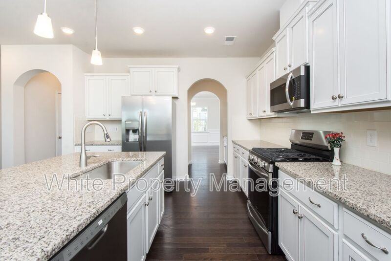 1043 Winnett Dr - Photo 2 of 32