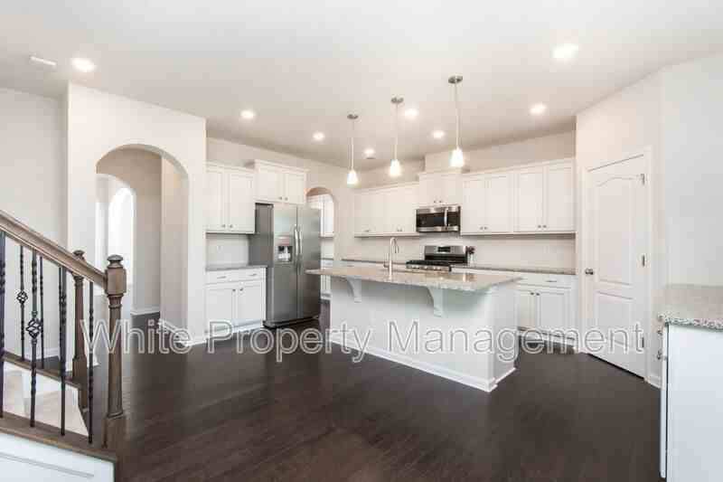 1043 Winnett Dr - Photo 4 of 32