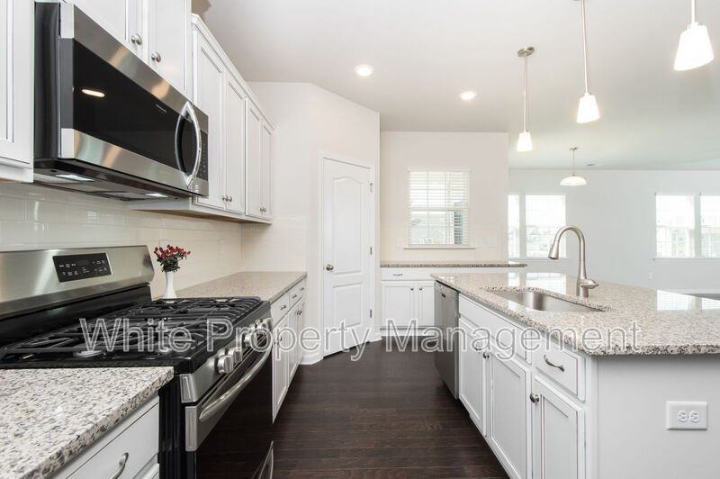 1043 Winnett Dr - Photo 5 of 32