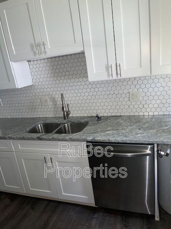 1025 Holland Ave #B - Photo 3 of 11