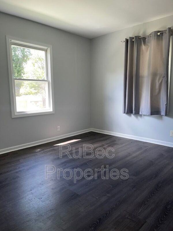 1025 Holland Ave #B - Photo 5 of 11