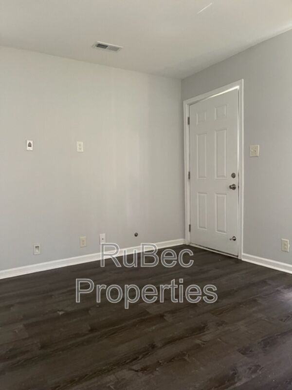 1025 Holland Ave #B - Photo 7 of 11