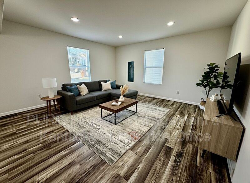 1216 Pleasant St - Photo 4 of 30