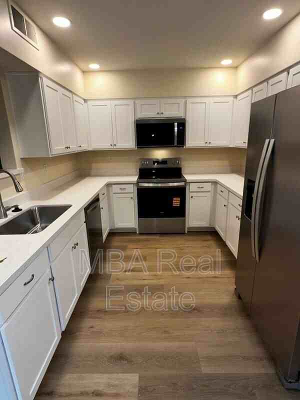 660 W Erie St - Photo 3 of 21