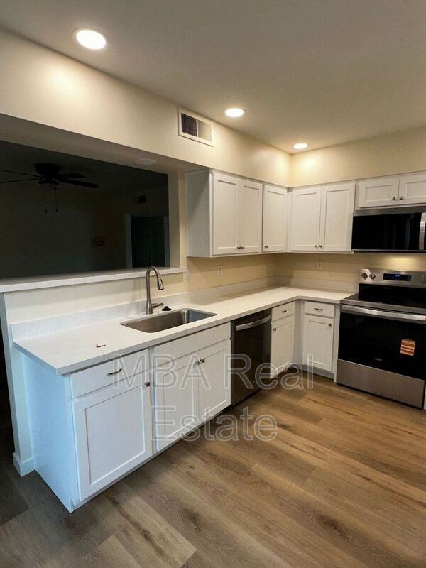 660 W Erie St - Photo 4 of 21