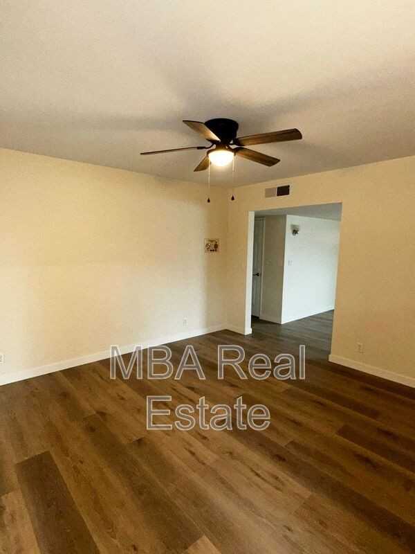 660 W Erie St - Photo 6 of 21