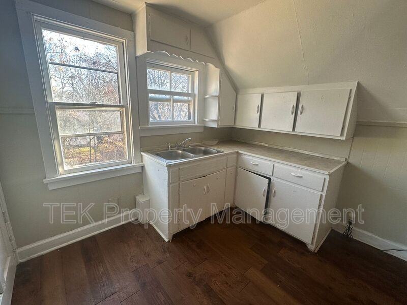 202 4th St - Photo 2 of 7