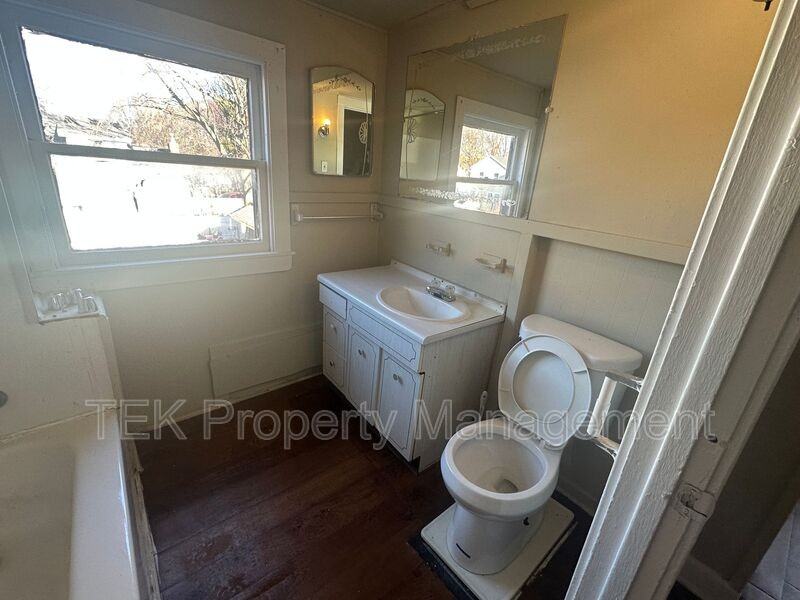 202 4th St - Photo 4 of 7