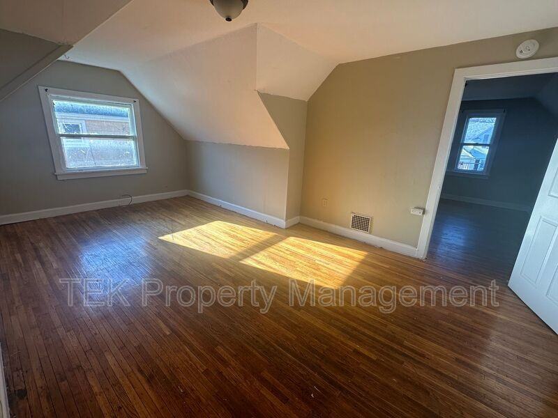 202 4th St - Photo 5 of 7