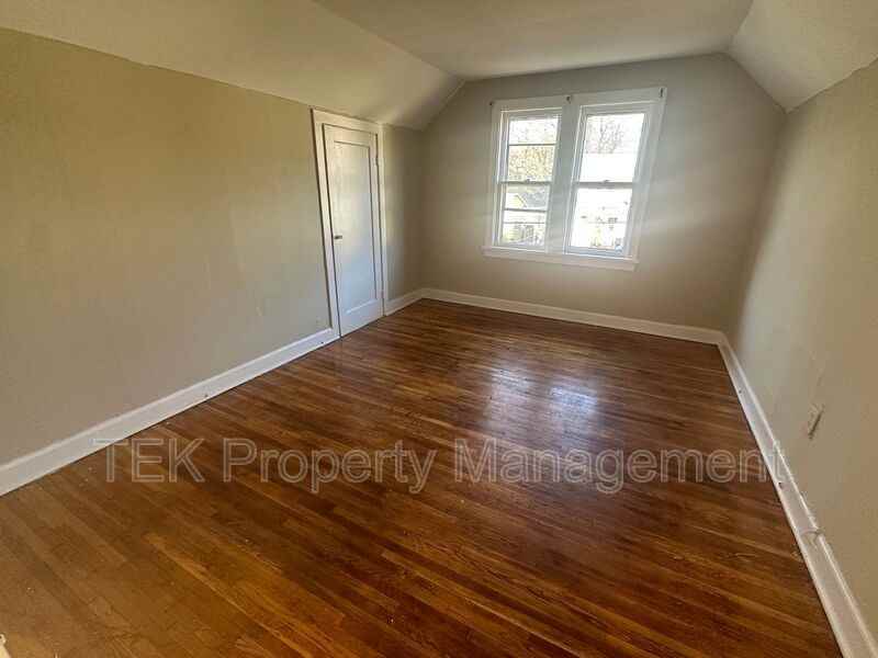 202 4th St - Photo 6 of 7