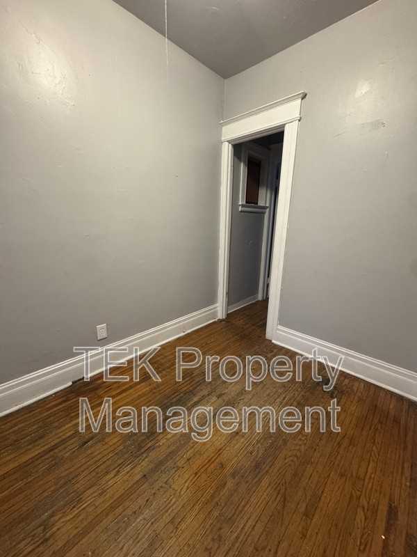 202 4th St - Photo 5 of 8