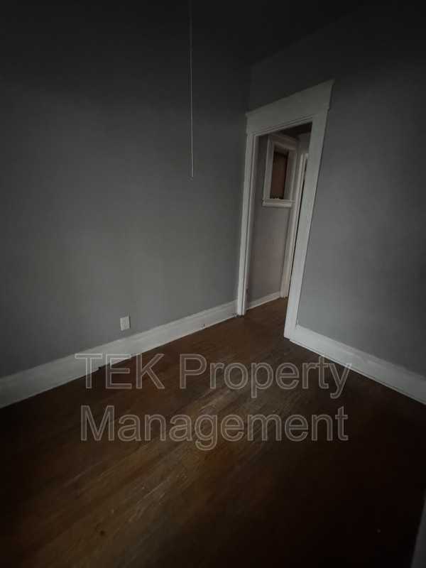 202 4th St - Photo 6 of 8