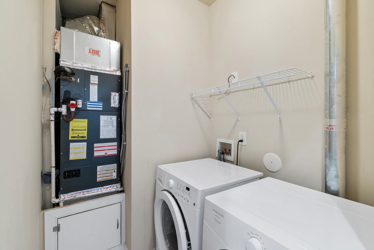 2102 E Broad St #B - Photo 3 of 19