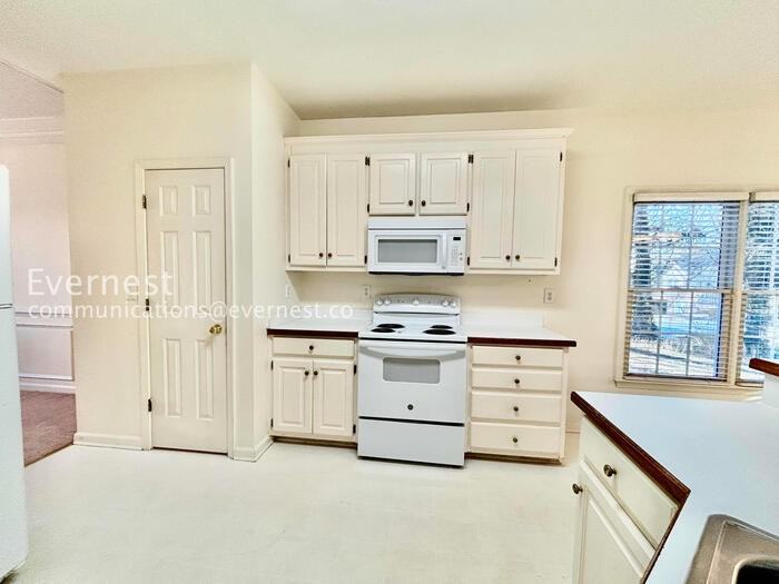 1660 Cheshire Ct - Photo 4 of 41