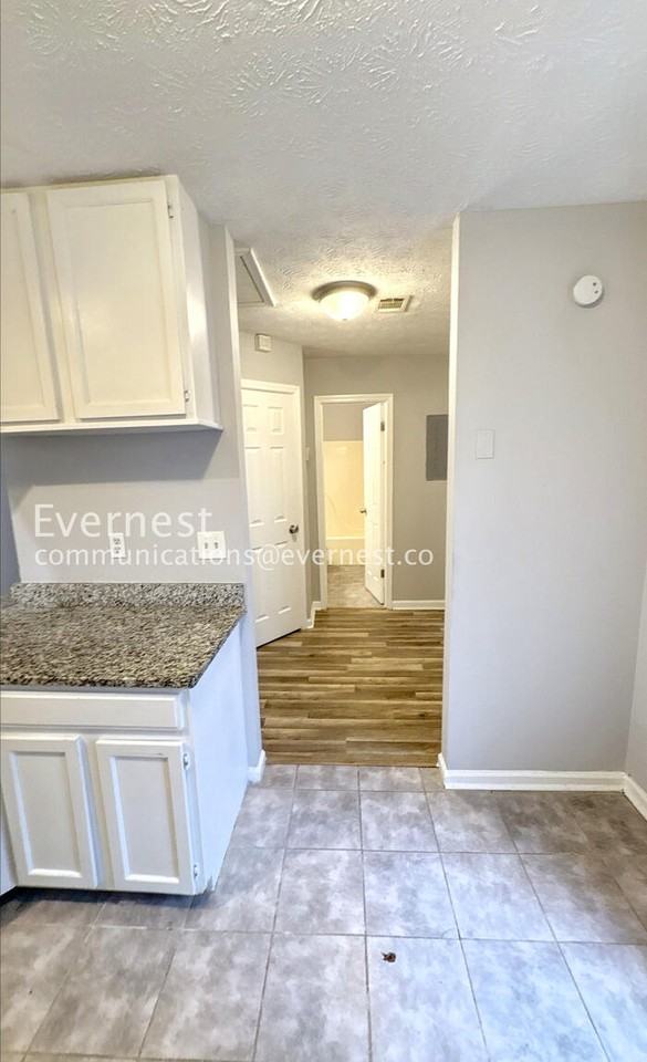 1942 Cornell Way - Photo 5 of 26