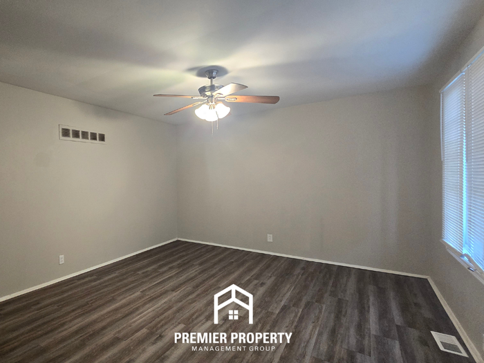 2185 Flight Dr - Photo 2 of 14