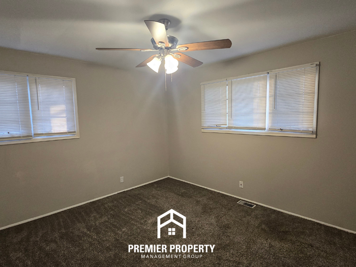 2185 Flight Dr - Photo 6 of 14