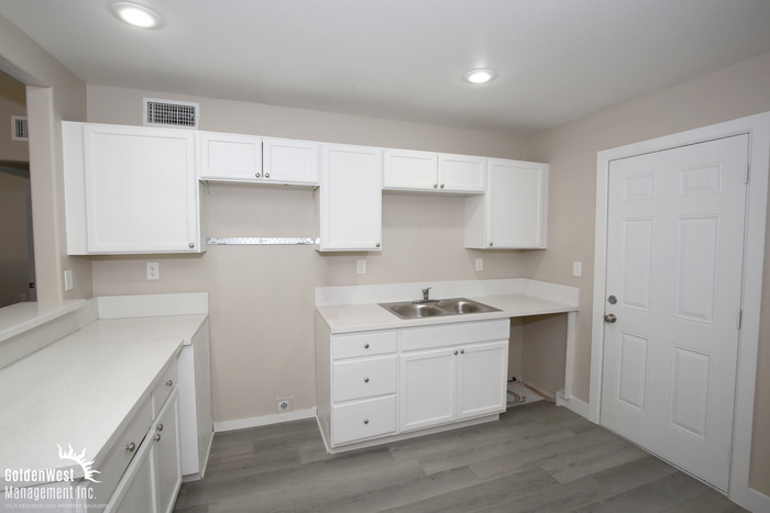 1717 Linden Ave #A - Photo 3 of 12