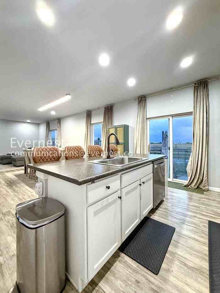 1123 Huntington Ave - Photo 4 of 26