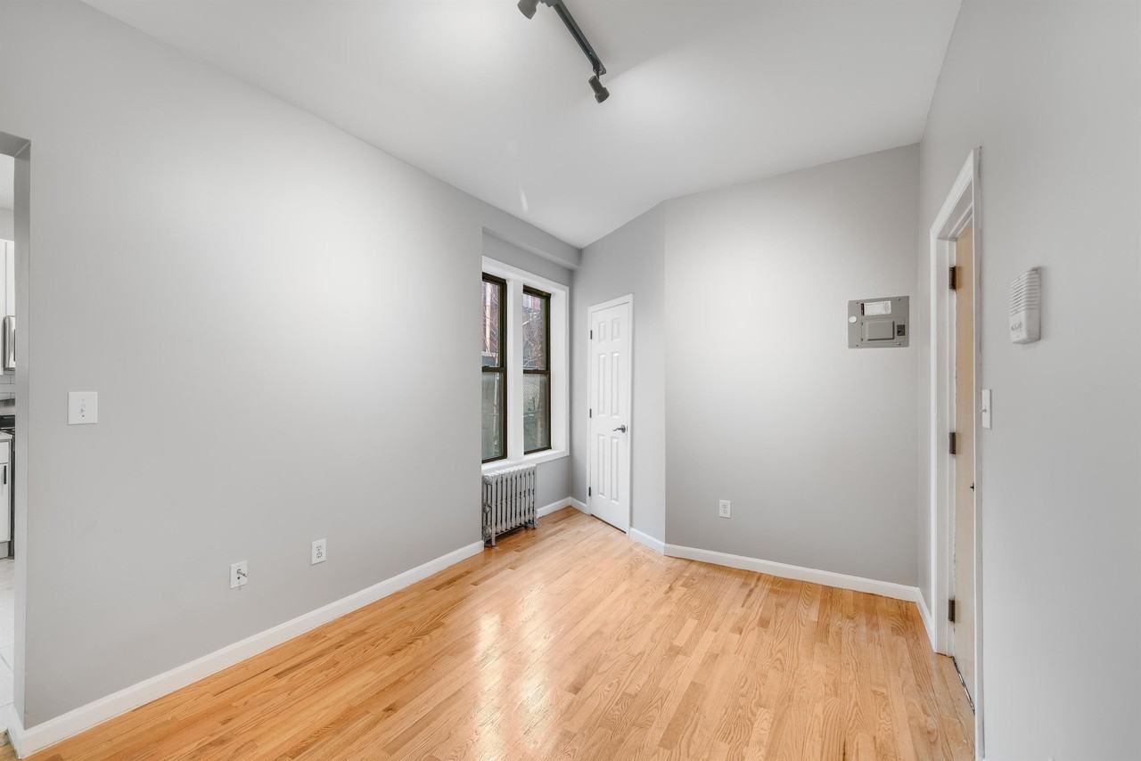 152 New York Ave - Photo 4 of 11