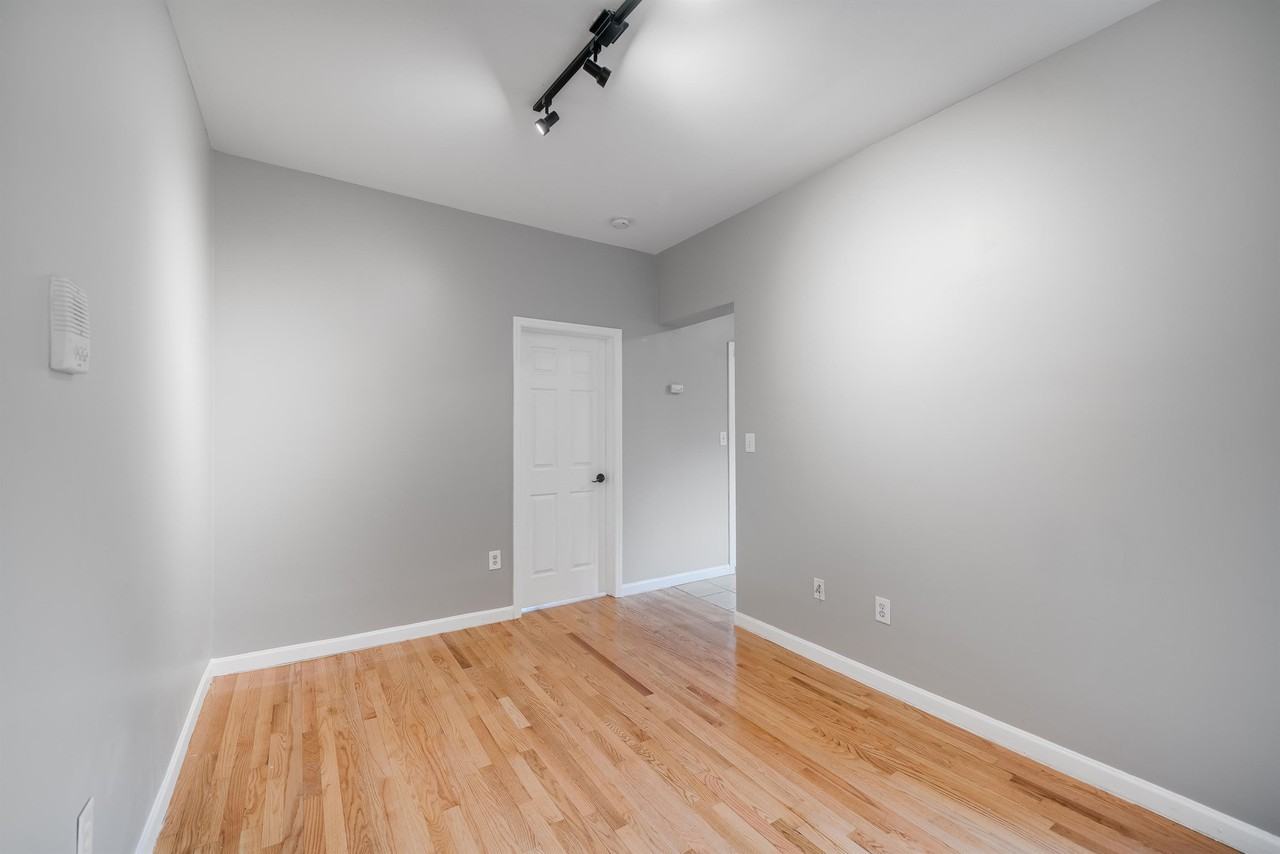 152 New York Ave - Photo 5 of 11