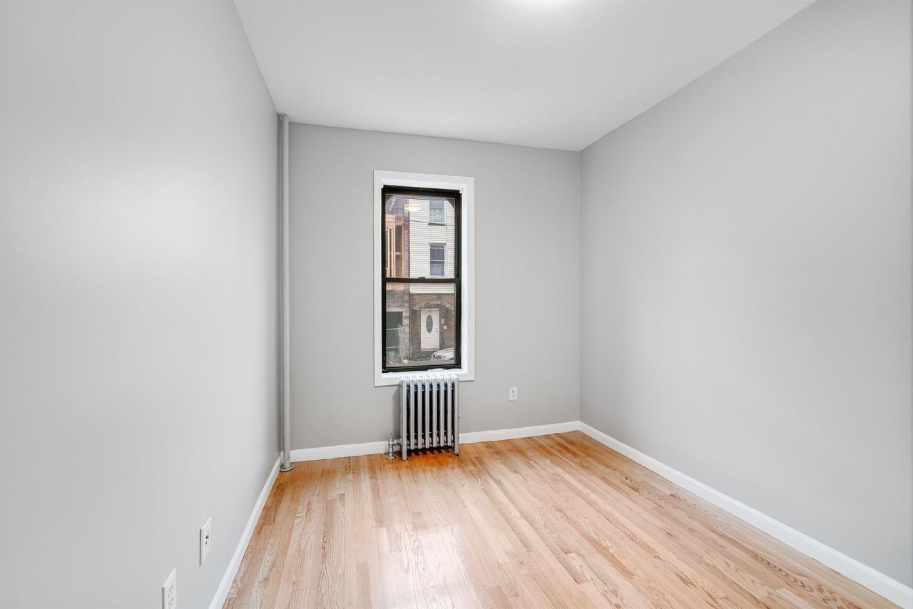 152 New York Ave - Photo 6 of 11