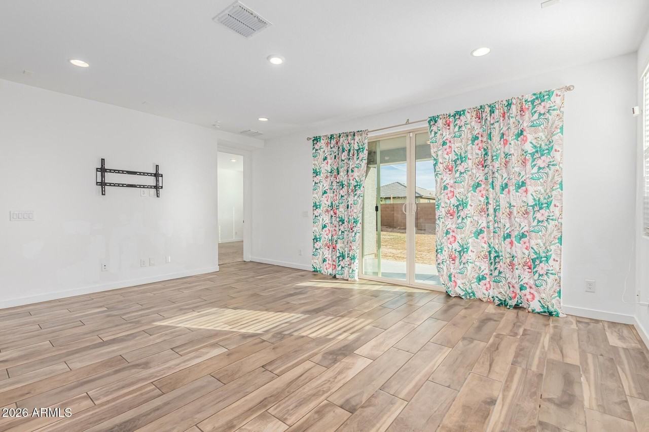 4411 N 94th Dr - Photo 5 of 36