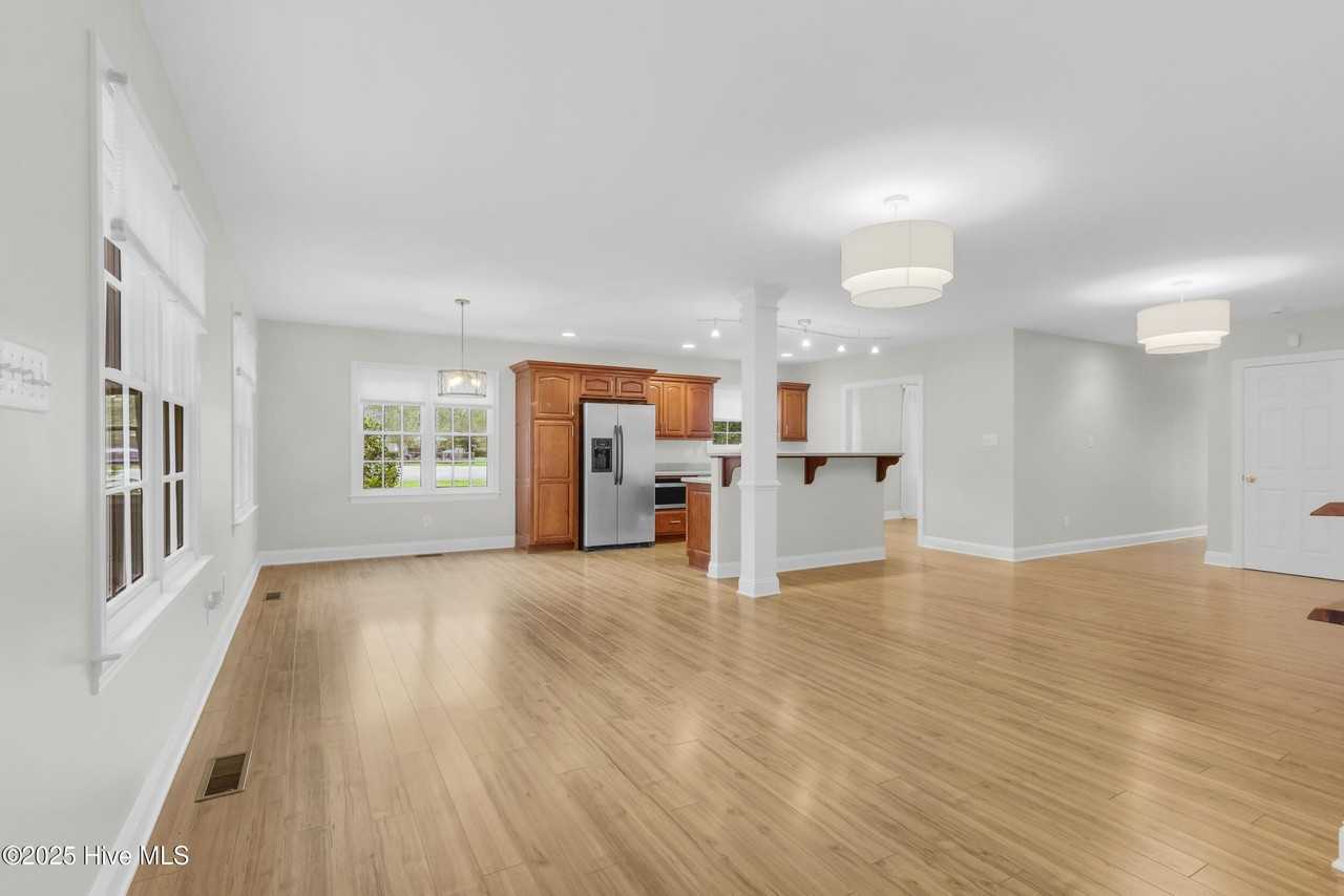 1609 Lucerne Way - Photo 5 of 30