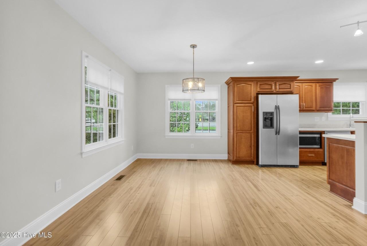 1609 Lucerne Way - Photo 6 of 30