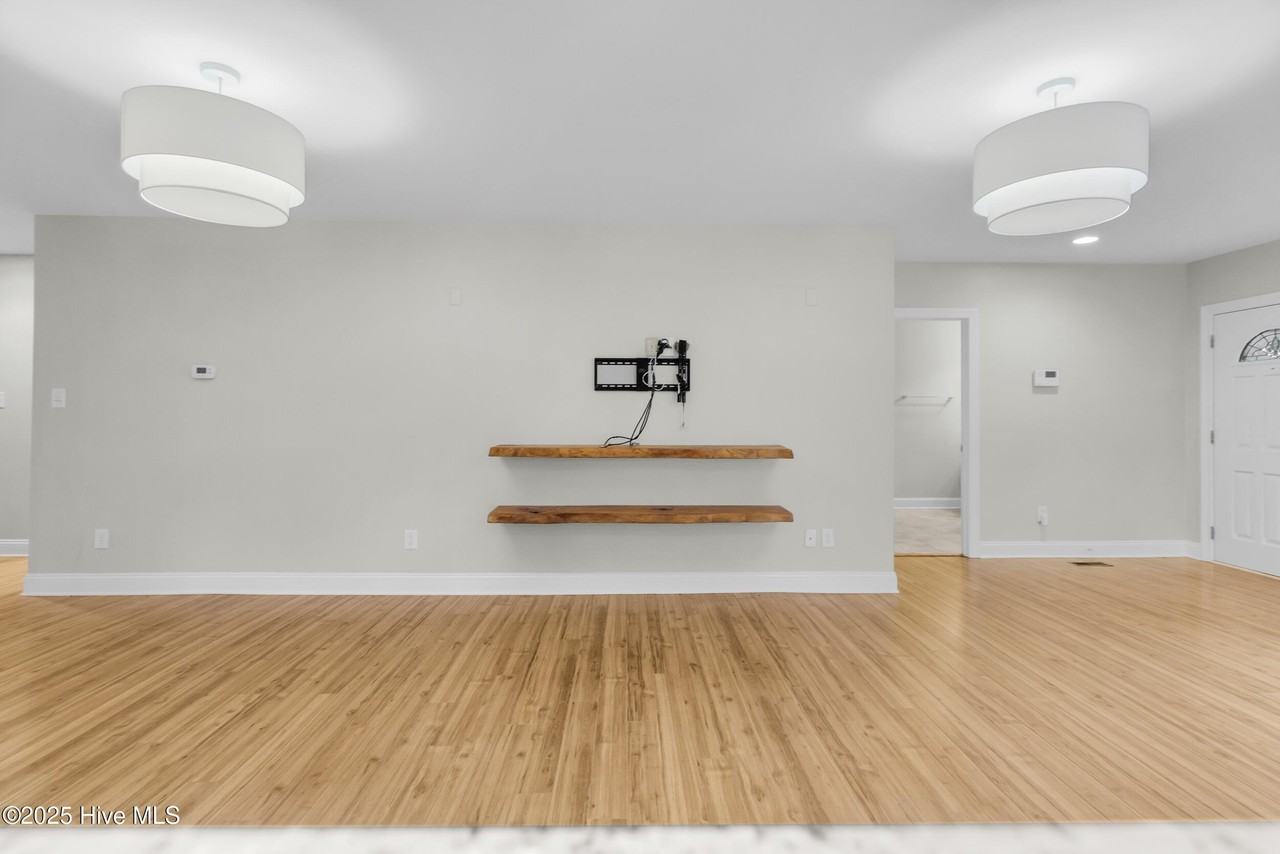 1609 Lucerne Way - Photo 7 of 30