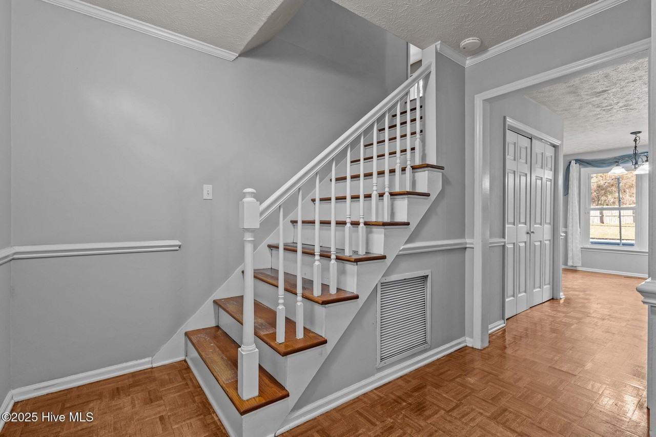 215 Canterbury Rd - Photo 7 of 50