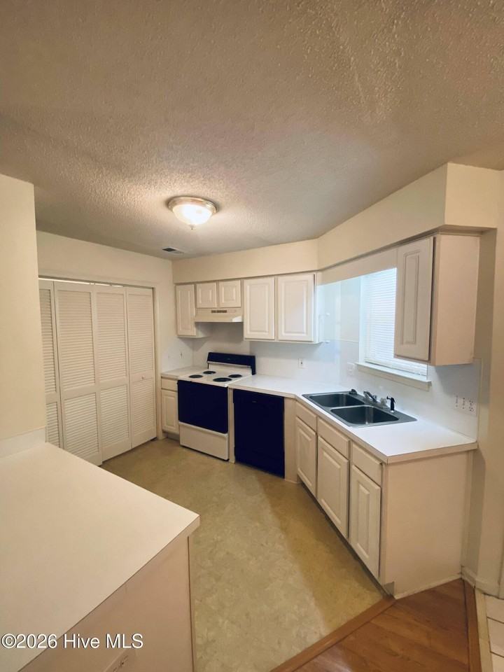 2810 Mulberry Ln Apt B #B - Photo 3 of 11