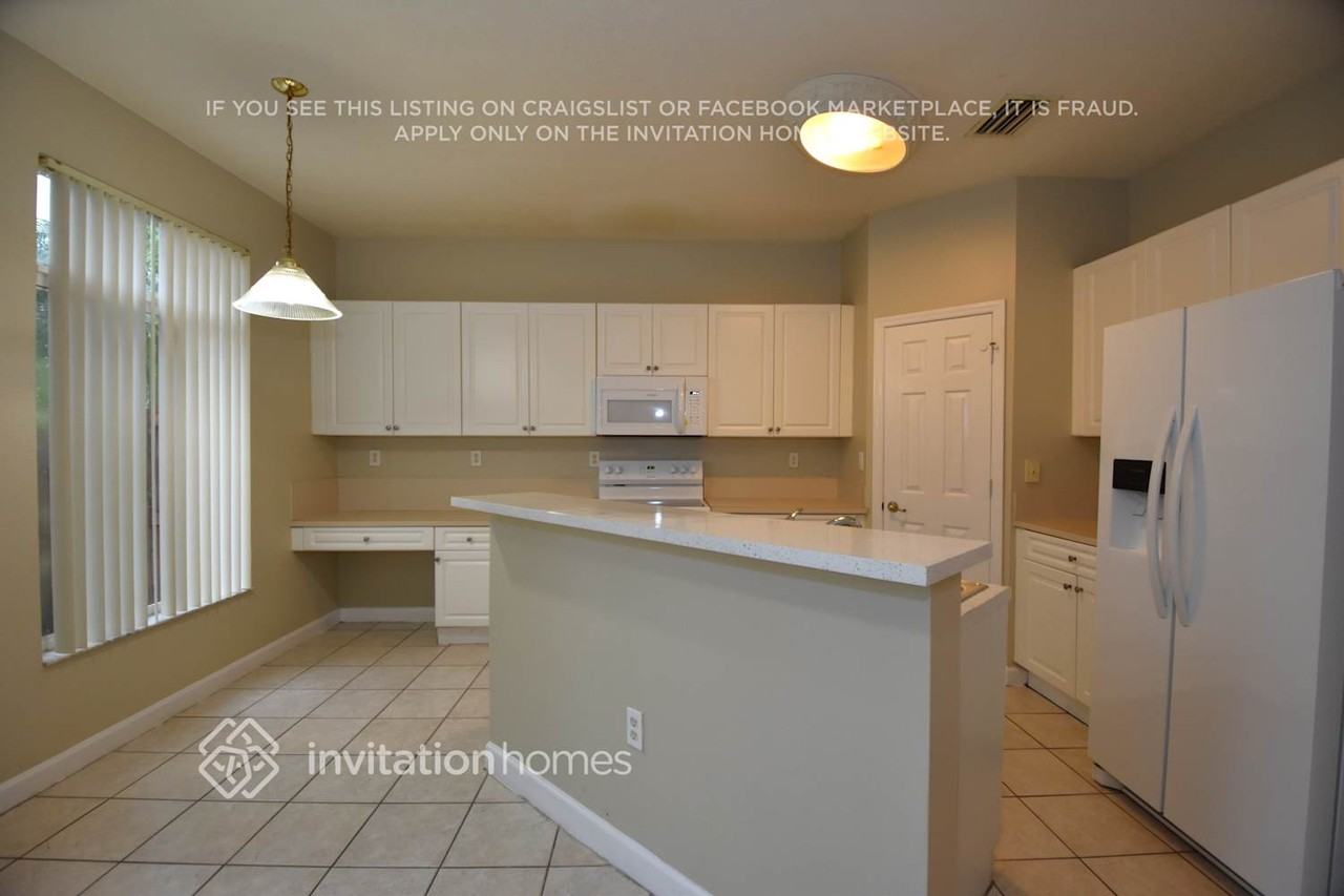 11351 Nw 56th Ter - Photo 4 of 17