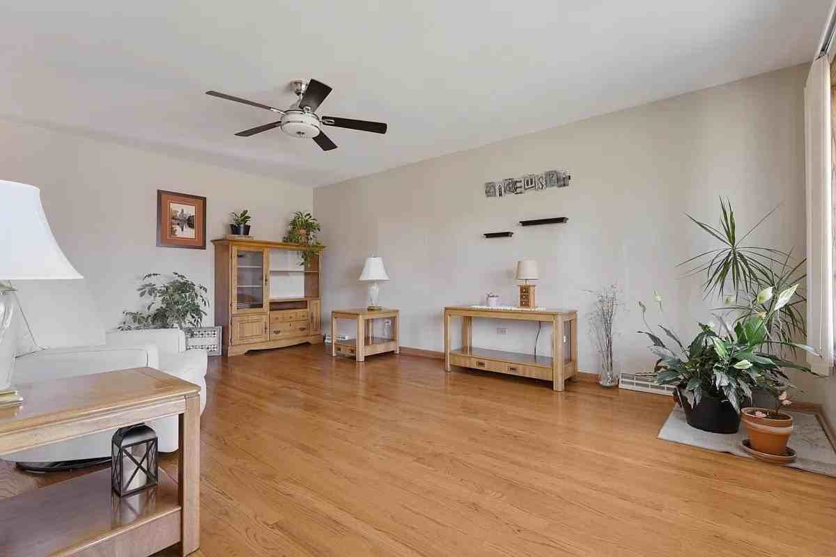 9208 Nashville Ave - Photo 4 of 14