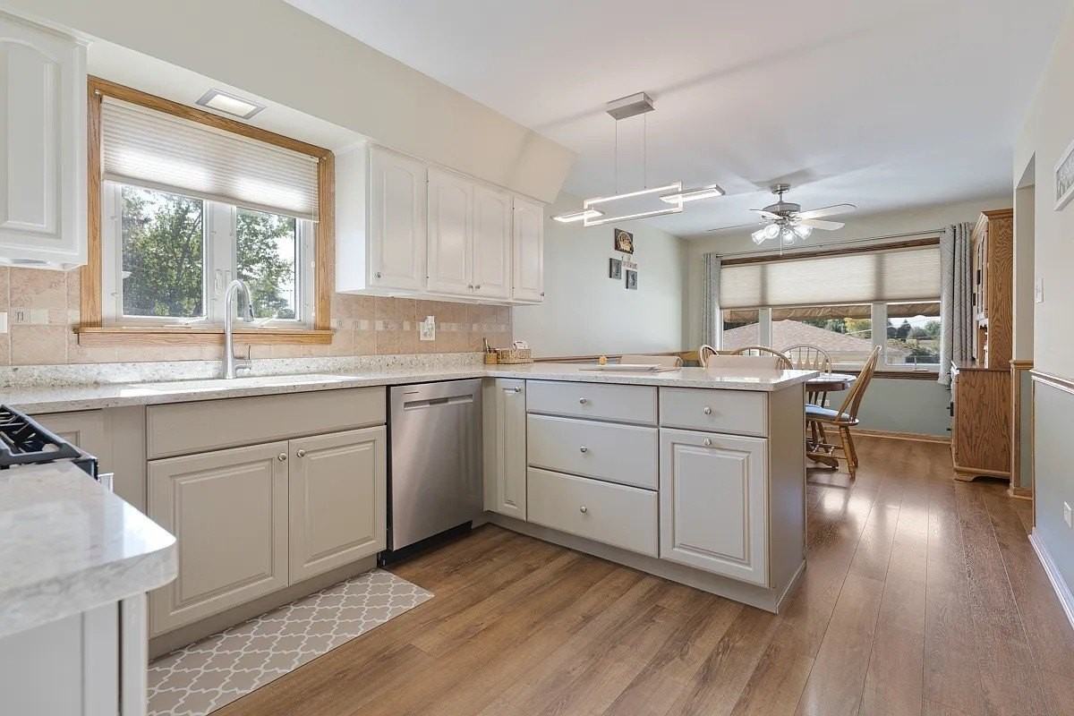 9208 Nashville Ave - Photo 5 of 14