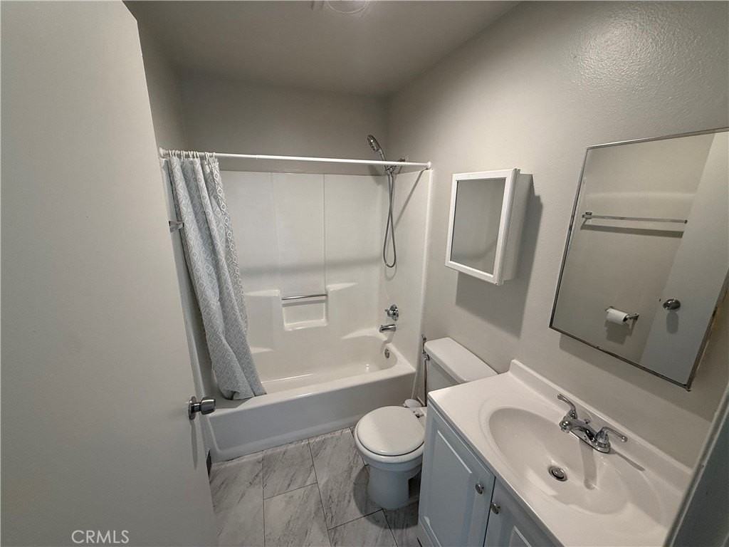 400 N Hobart Blvd #301 - Photo 3 of 24