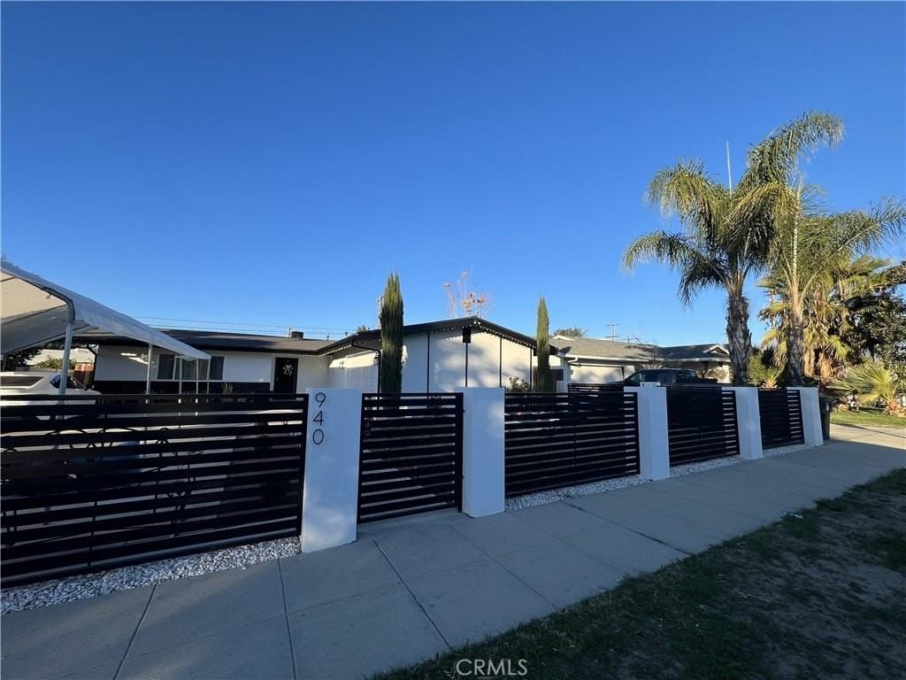 940 Leslie Dr - Photo 3 of 16