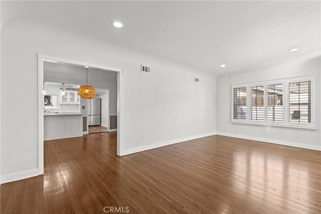 11147 Hortense St - Photo 3 of 17