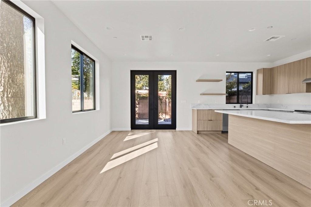 11145 Hortense St - Photo 5 of 16