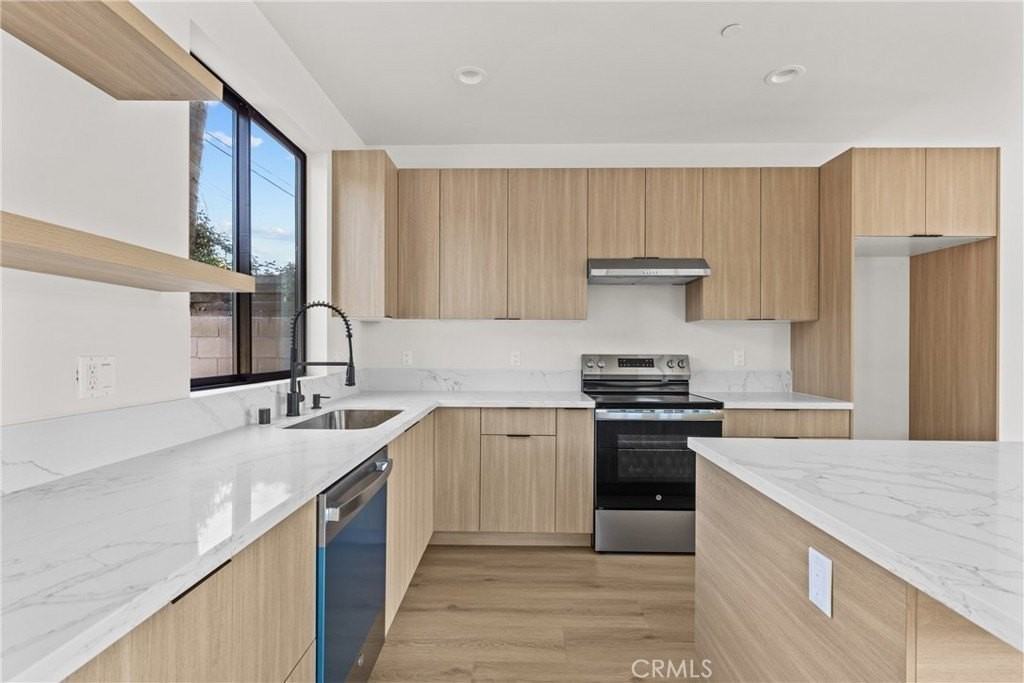 11145 Hortense St - Photo 7 of 16