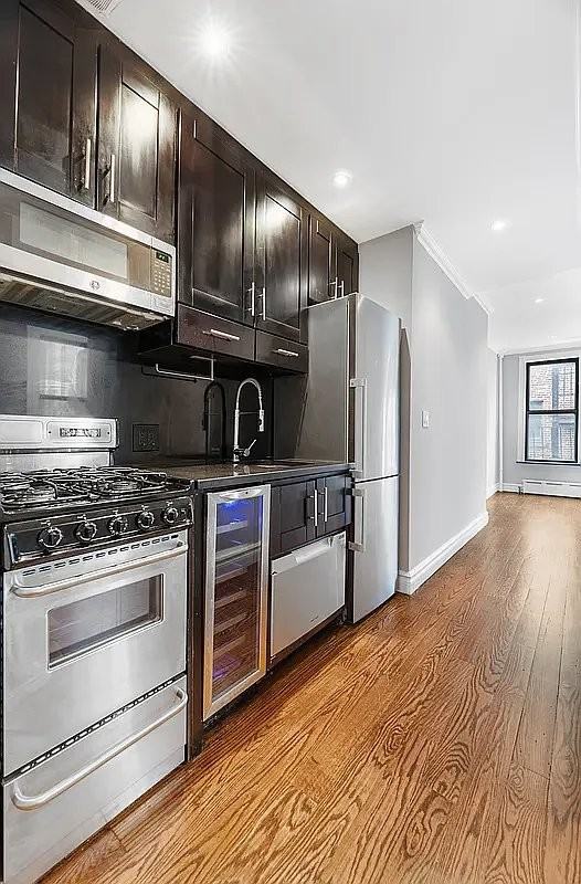 240 E 29th St #2 - Photo 4 of 6